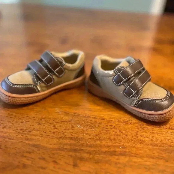 Livie and Luca boys shoes size 4 - Picture 3 of 9